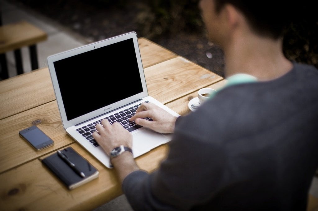 Comprendre les stratégies white hat et black hat pour un site web efficace